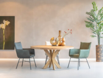 Eetkamerstoel Lauri in een neutrale kleur, perfect voor een minimalistische eetkamer.