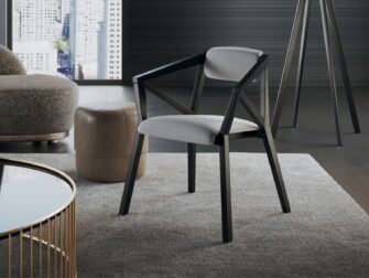 donkerbruine japandi eetkamerstoel met grijze bekleding