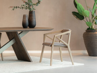 eetkamerstoel van eiken hout met slank onderstel