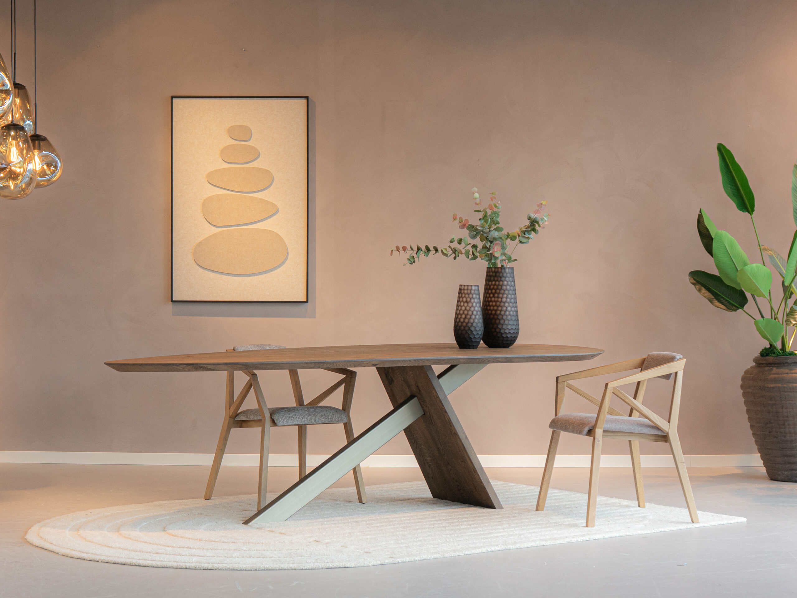 scandinavische eetkamerstoel met licht houten frame en rugleuning