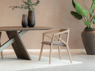 houten eetkamerstoel met gestoffeerde stoffen zitting