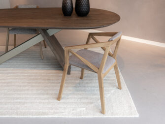houten kuipstoel met natuurlijke afwerking en Scandinavisch design