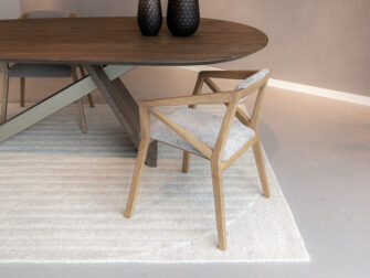 eikenhouten eetkamerstoel met natuurlijke afwerking en stevige rugleuning