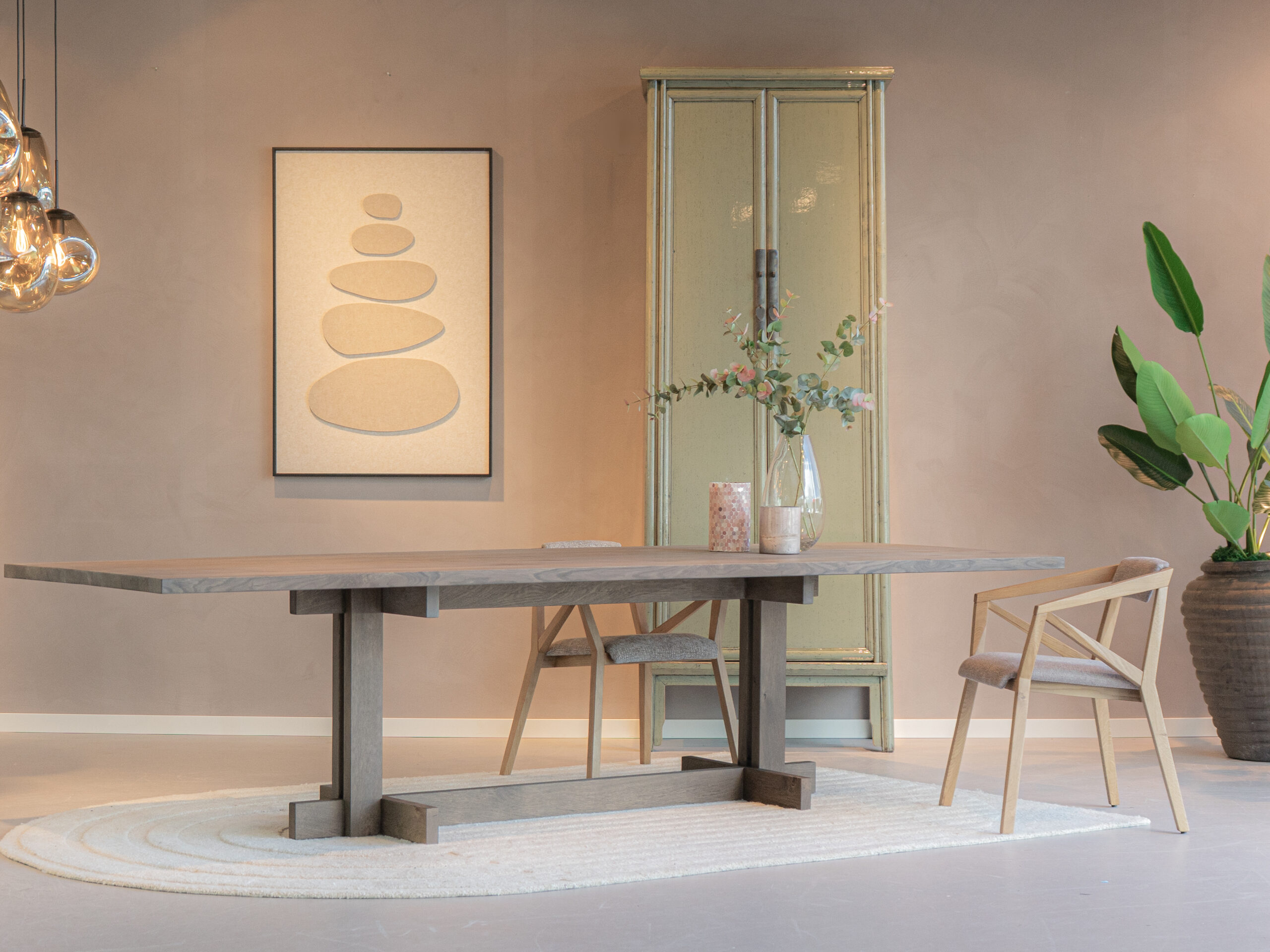 naturel houten eetkamerstoel met lichte tint en Scandinavisch design