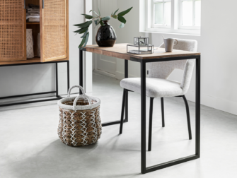 stoel voor aan een bureau