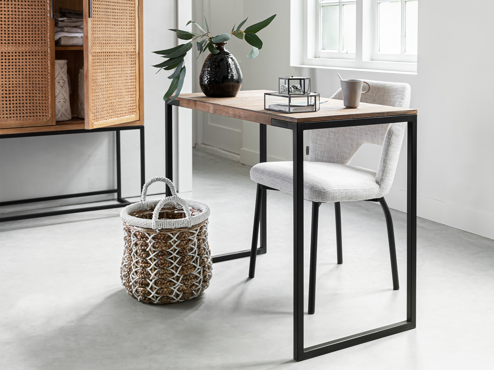 stoel voor aan een bureau