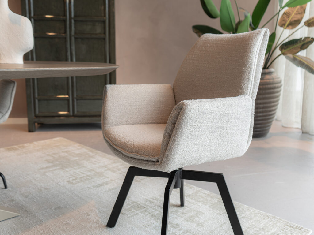 Gestoffeerde eetkamerstoel met zwart metalen poten