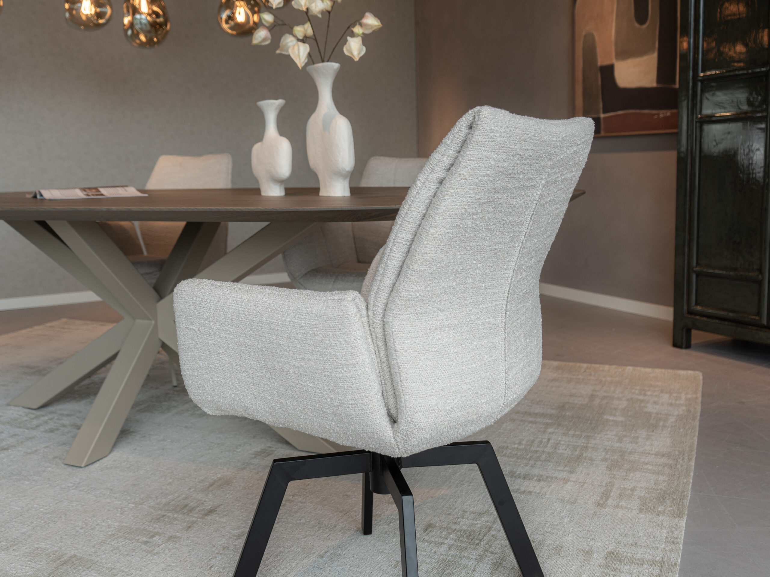 Eetstoel met zwart gepoedercoat frame en trendy kuipzitting