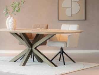 Eetkamerstoel met armleuning en capiton stiksel in de rug en zitting