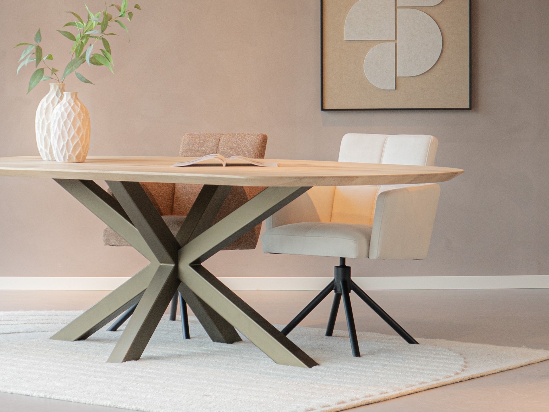 Eetkamerstoel met armleuning en capiton stiksel in de rug en zitting