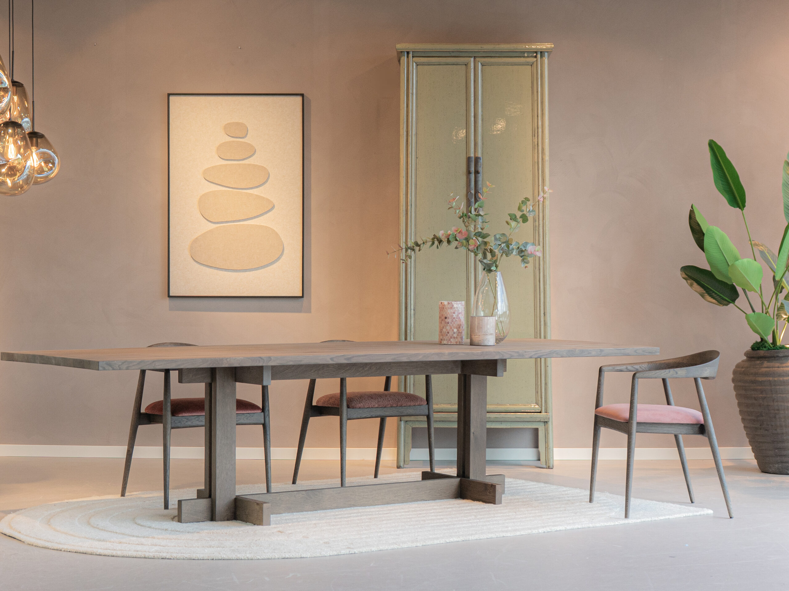 stijlvolle houten stoel met donkerbruine afwerking en een comfortabele roze beklede zitting