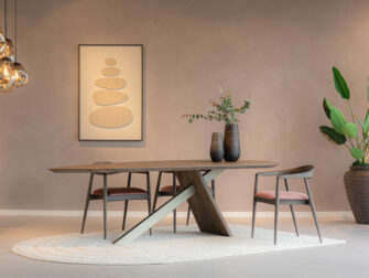 houten eetkamerstoel met ronde zitting en speels gevormde rugleuning