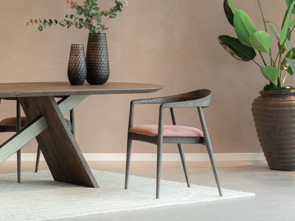 houten eetkamerstoel met stoffen zitting hout kleur donkerbruin