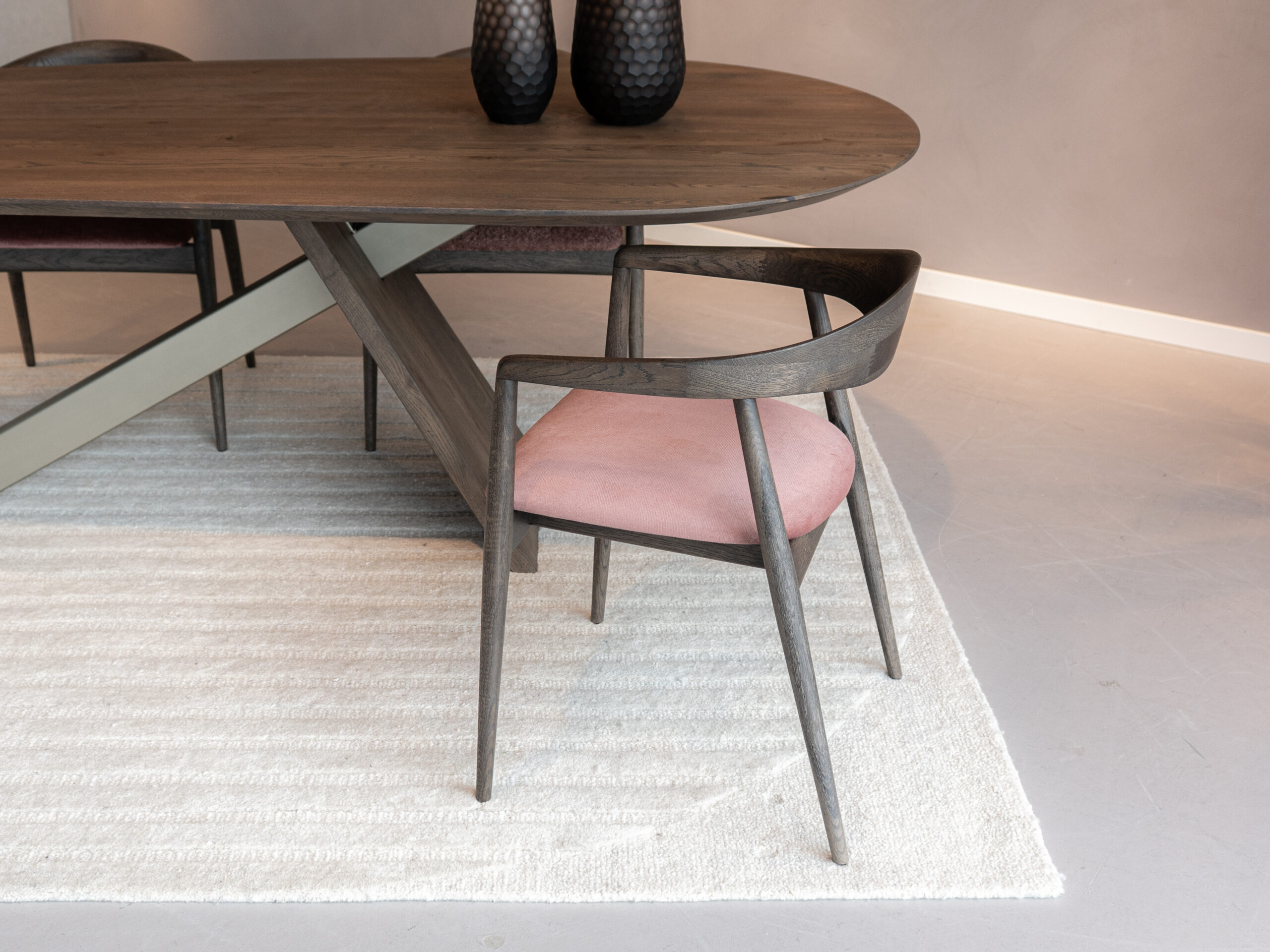 donkerbruine eetkamerstoel van hout met vintage look