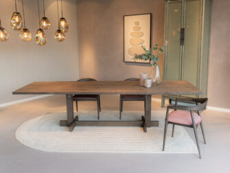 design eetkamerstoel van donker bruine eikenhout