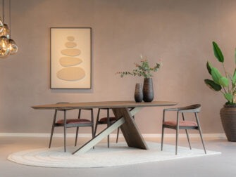 minimalistische eetkamerstoel met een open houten rugleuning en subtiel roze gestoffeerde zitting