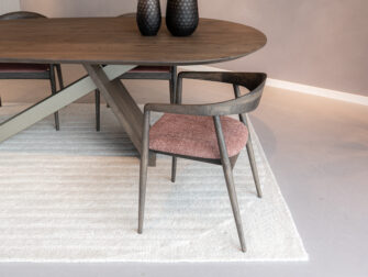 ergonomische eetkamerstoel met halfronde open rugleuning, donkerbruin hout en zachte roze zitting