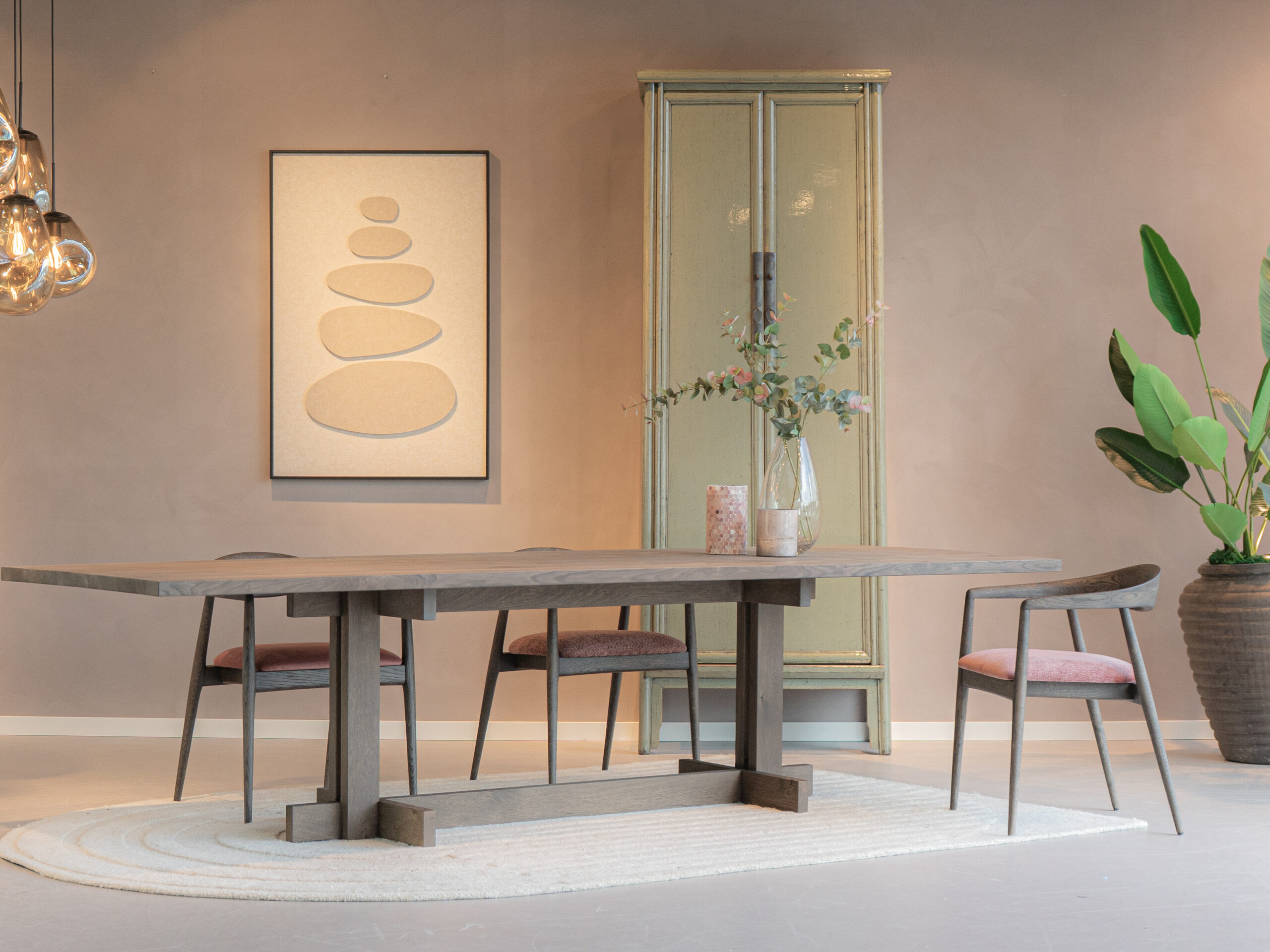 klassieke houten stoel met ergonomische halfronde rugleuning en zachte roze zitting