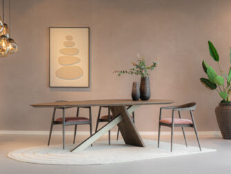 halfronde eetkamerstoel met open rugdesign, houten poten en een trendy roze zitting