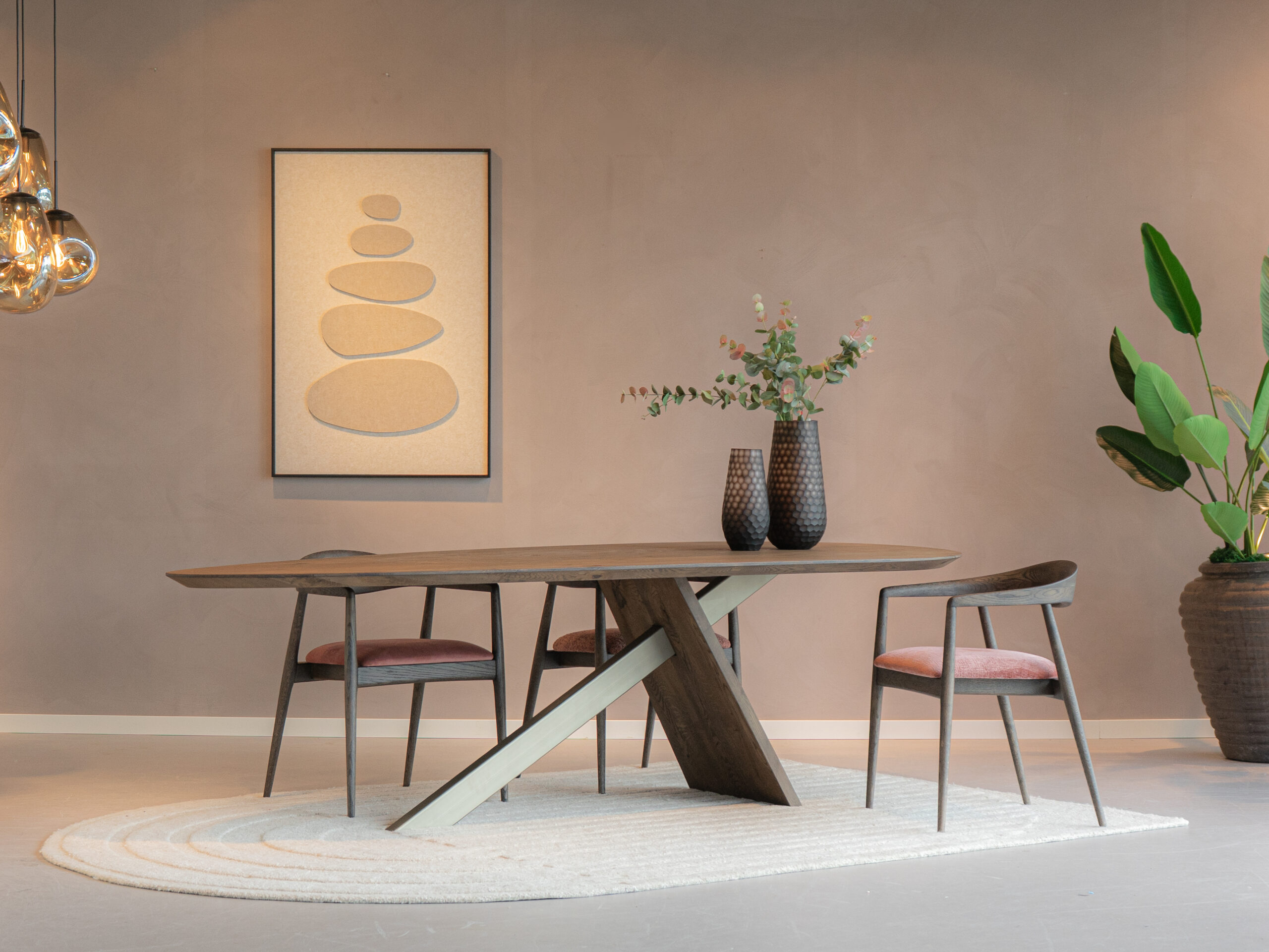 halfronde eetkamerstoel met open rugdesign, houten poten en een trendy roze zitting