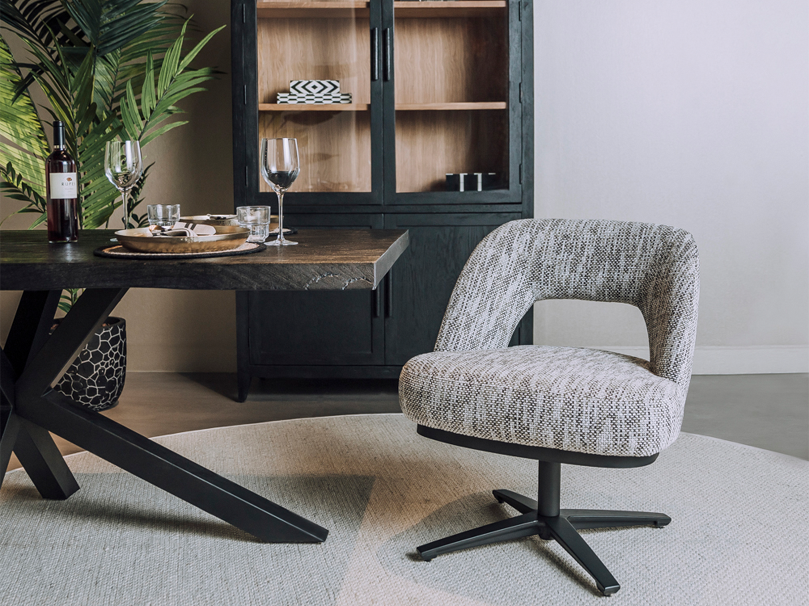 Wit grijze eetkamerstoel met een zwart draaibaar onderstel