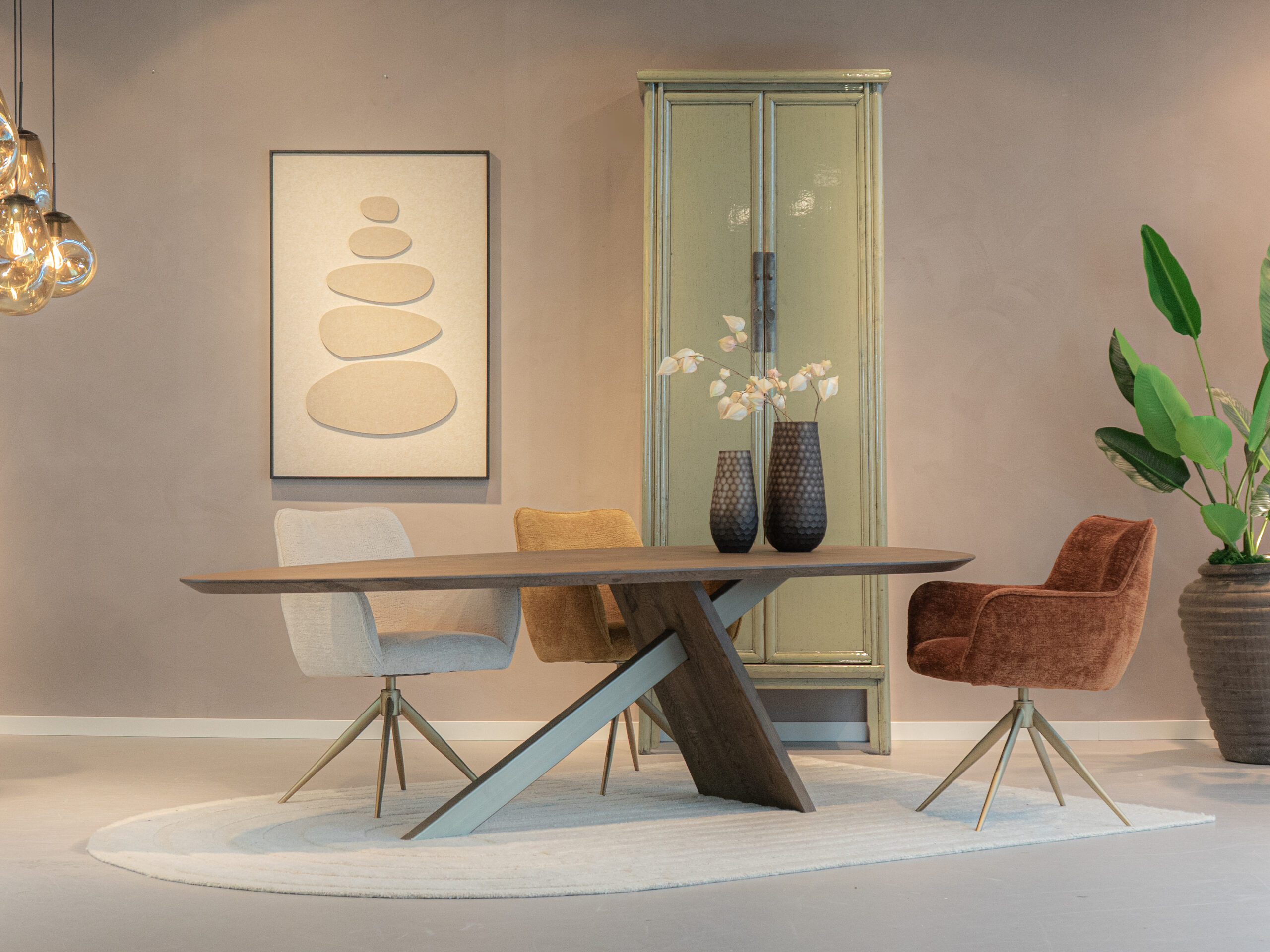 trendy eetkamerstoel met draaifunctie, fluweelzachte stof en slanke vierpoot