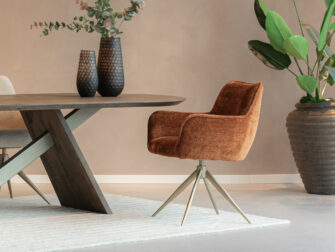 Eetkamerstoel Massimo - cloud cognac - onderstel t - metaalkleur brons antiek cognac eetkamerstoel met luxe uitstraling, zachte bekleding en praktische draaibare voet