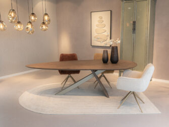 Eetkamerstoel Massimo - cloud ecru - onderstel t - metaalkleur brons antiek chique eetkamerstoel in taupe tint met elegante stiksels en comfortabele vulling