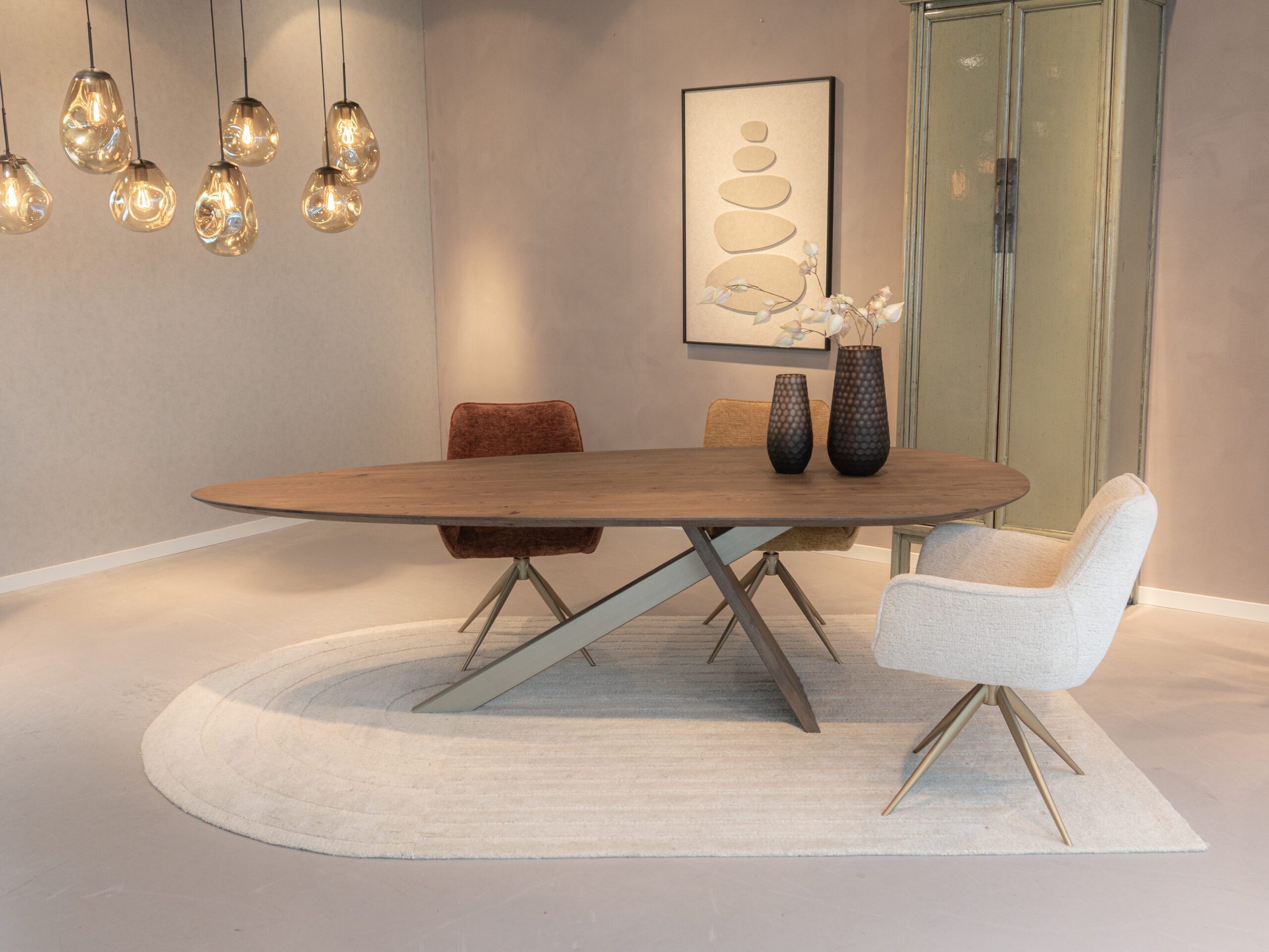 chique eetkamerstoel in taupe tint met elegante stiksels en comfortabele vulling