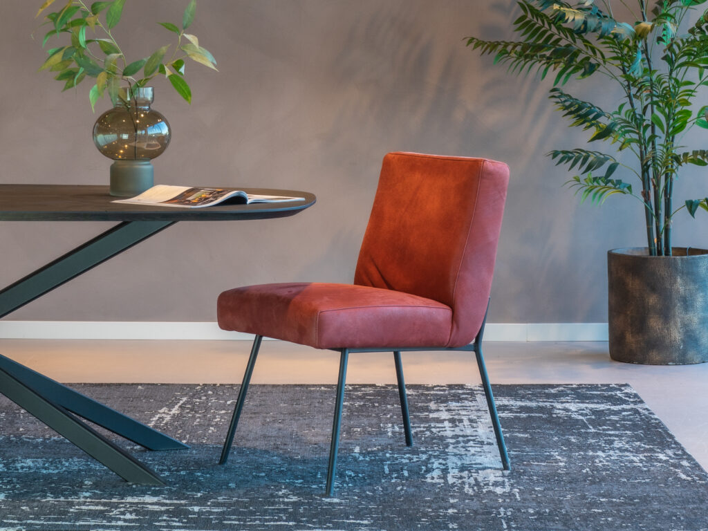 Leren eetkamerstoel in rood leer met ranke zwarte poten