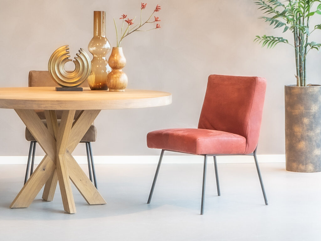 Rode leren eetkamerstoel met zwarte ranke pootjes