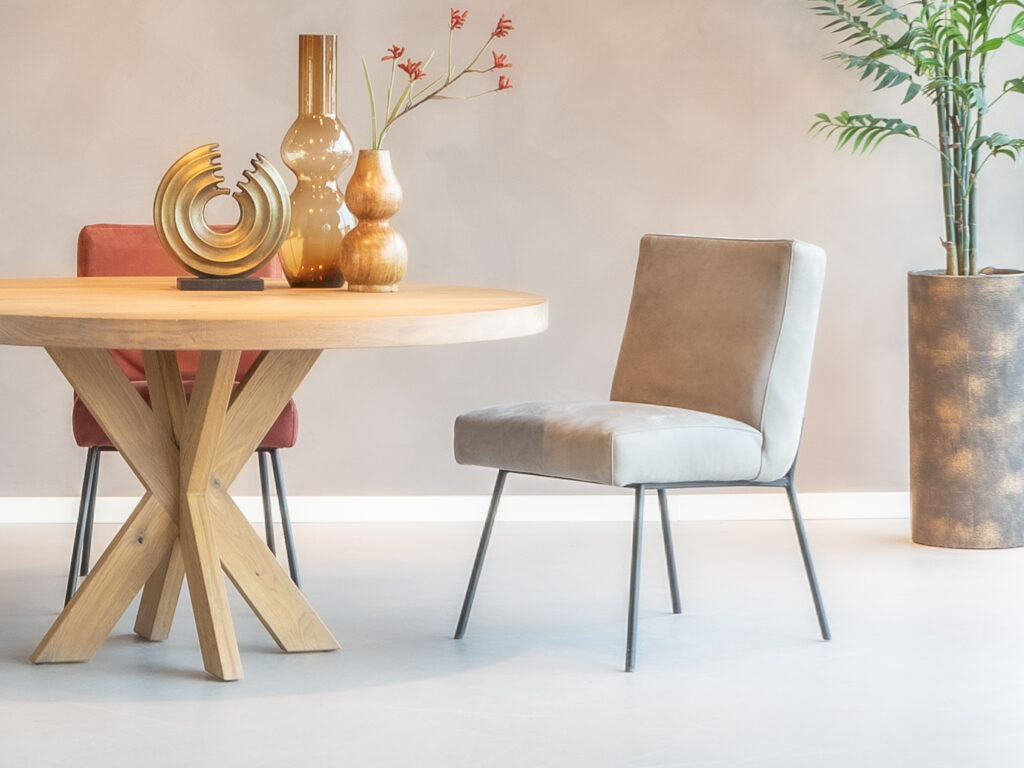 grijze leren eetkamerstoel met een zachte zitting en zwart onderstel