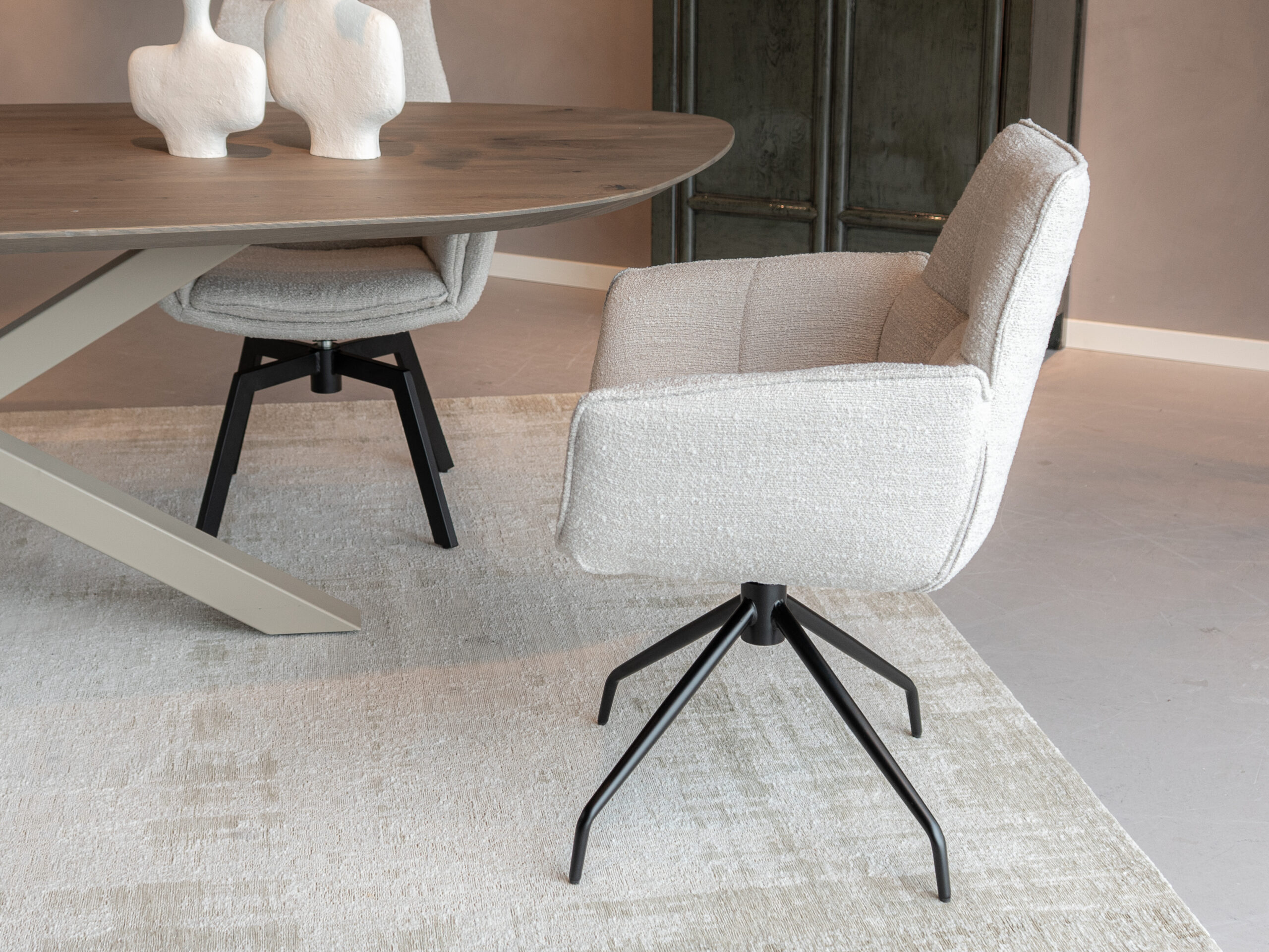 Modern vormgegeven eetstoel met slank frame en zachte bekleding