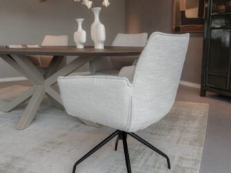 Eetkamerstoel met zwart metalen poten en brede rugleuning