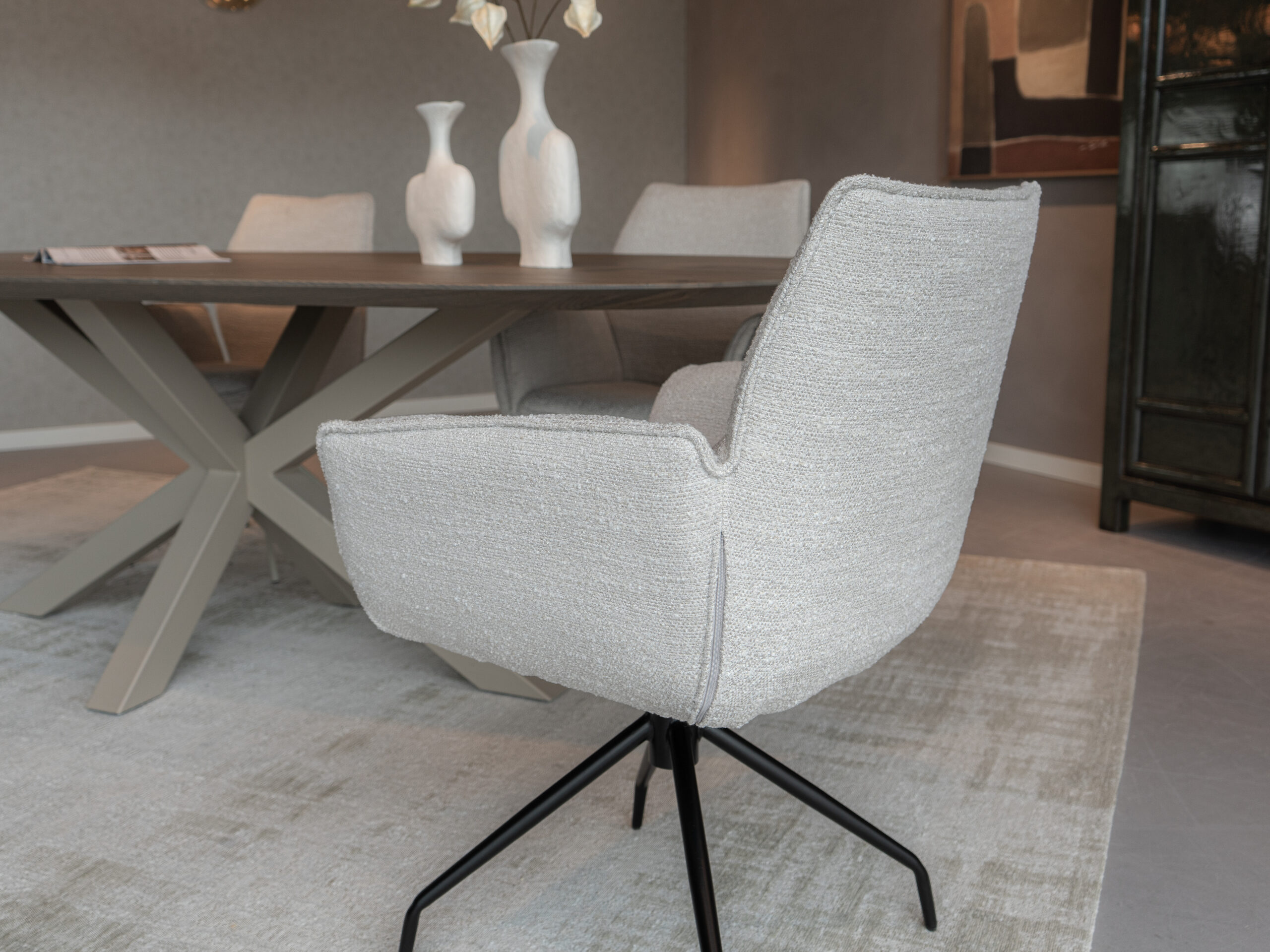 Eetkamerstoel met zwart metalen poten en brede rugleuning