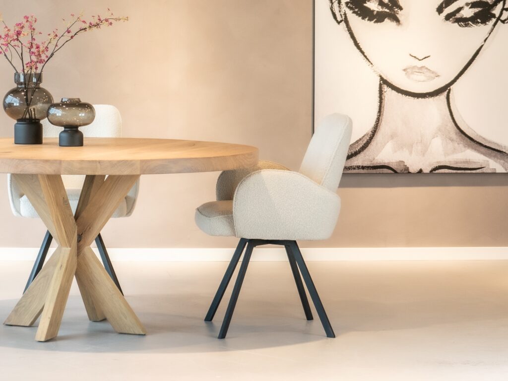 Beige eetkamerstoel met een elegant ontwerp en comfortabele zitting.