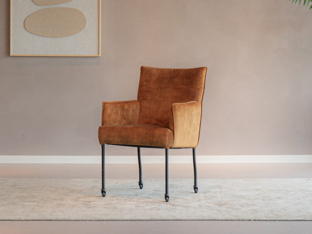 eetkamerstoel cognac kleur met wielen