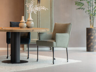 huiskamer stoelen met wieltjes groen in de kleur olive