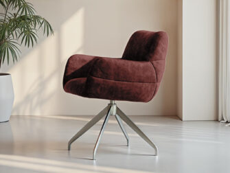 Dieprode fluwelen eetkamerstoel met elegante belijning en draaiend onderstel