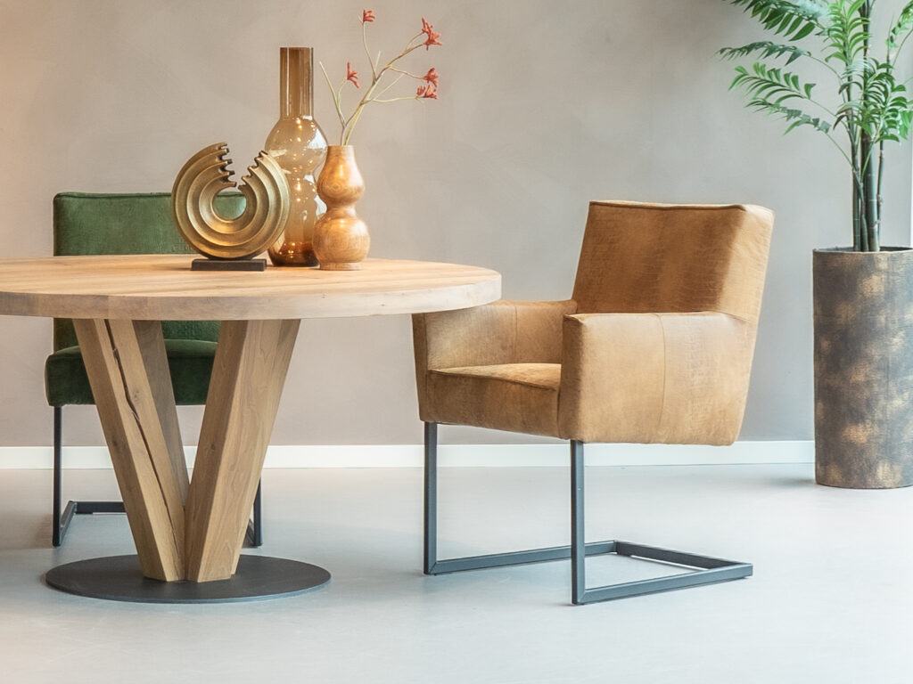 Eetkamerstoel Nesto in bruin concrete leder met zwarte sledepoot