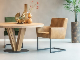 Tweede afbeelding van de eetkamerstoel Nesto in bruin concrete leder, perfect voor een elegante eetkamer.