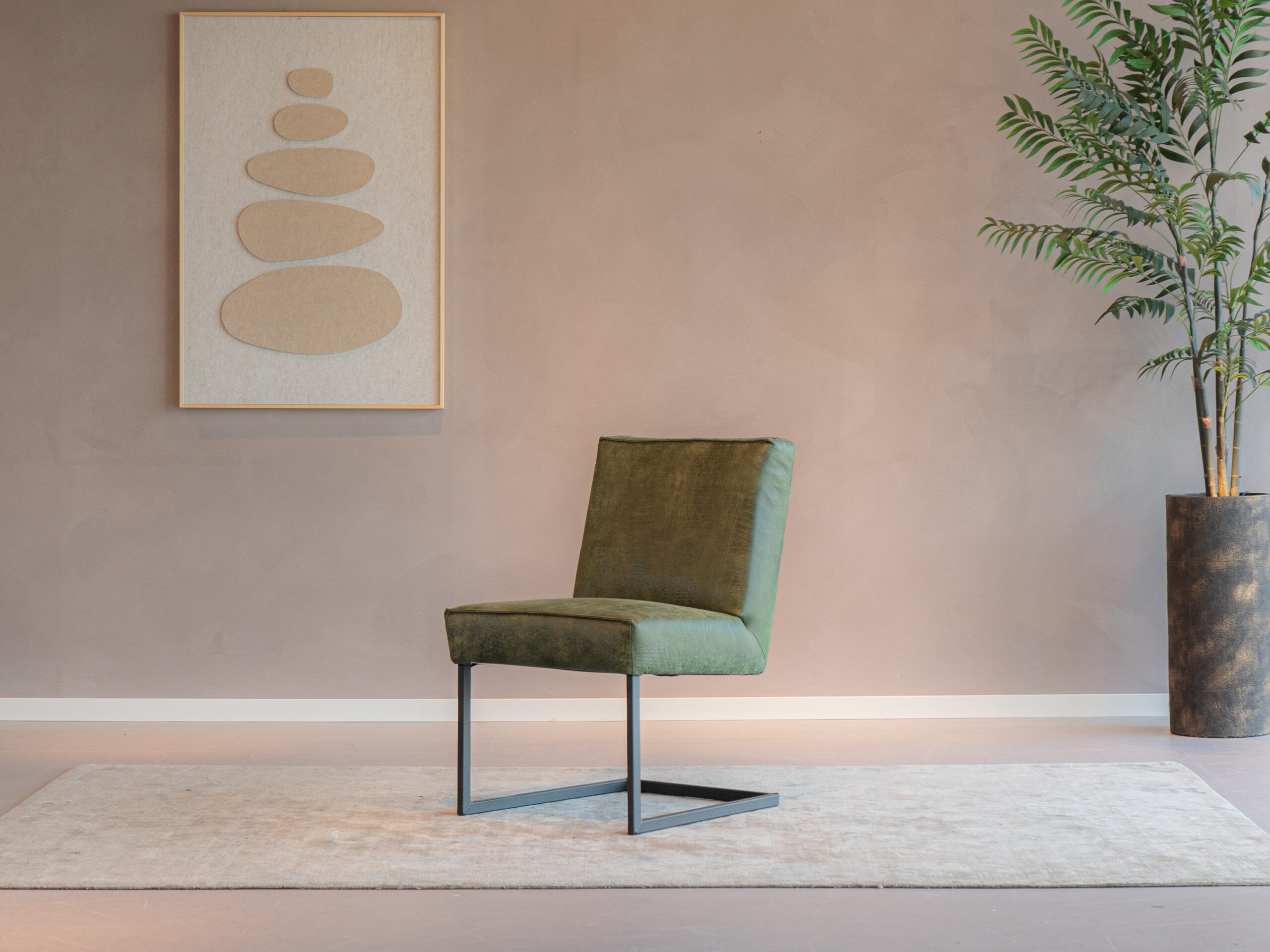 Groene eetkamer stoel in leer met een zwarte sledepoot