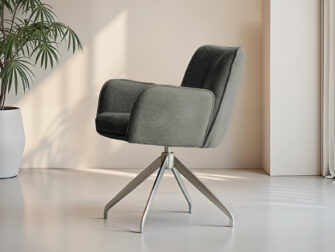 Eetkamerstoel in lichtgrijs met luchtige uitstraling