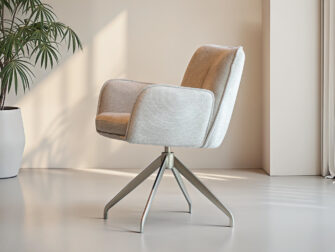 Beige eetkamerstoel met luxe uitstraling en zachte textuur