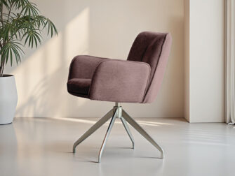 Zacht paarse designstoel met comfortabele zitting