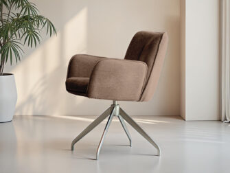 Licht taupe stoel met elegant profiel en metalen draaivoet