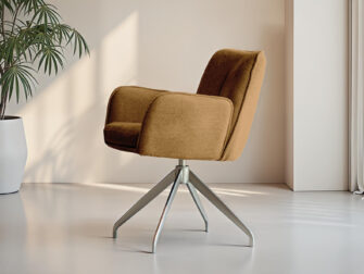 Warme bruine eetkamerstoel met zachte bekleding en modern silhouet