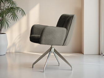 Donkerbruine stoel met draaibare poten en uitnodigende zitvorm