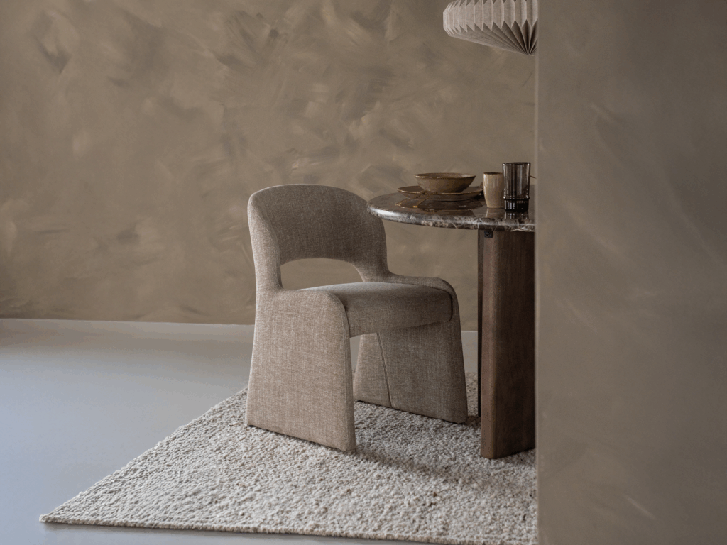 taupe eetkamerstoel met elegante kuipvorm en zachte stof
