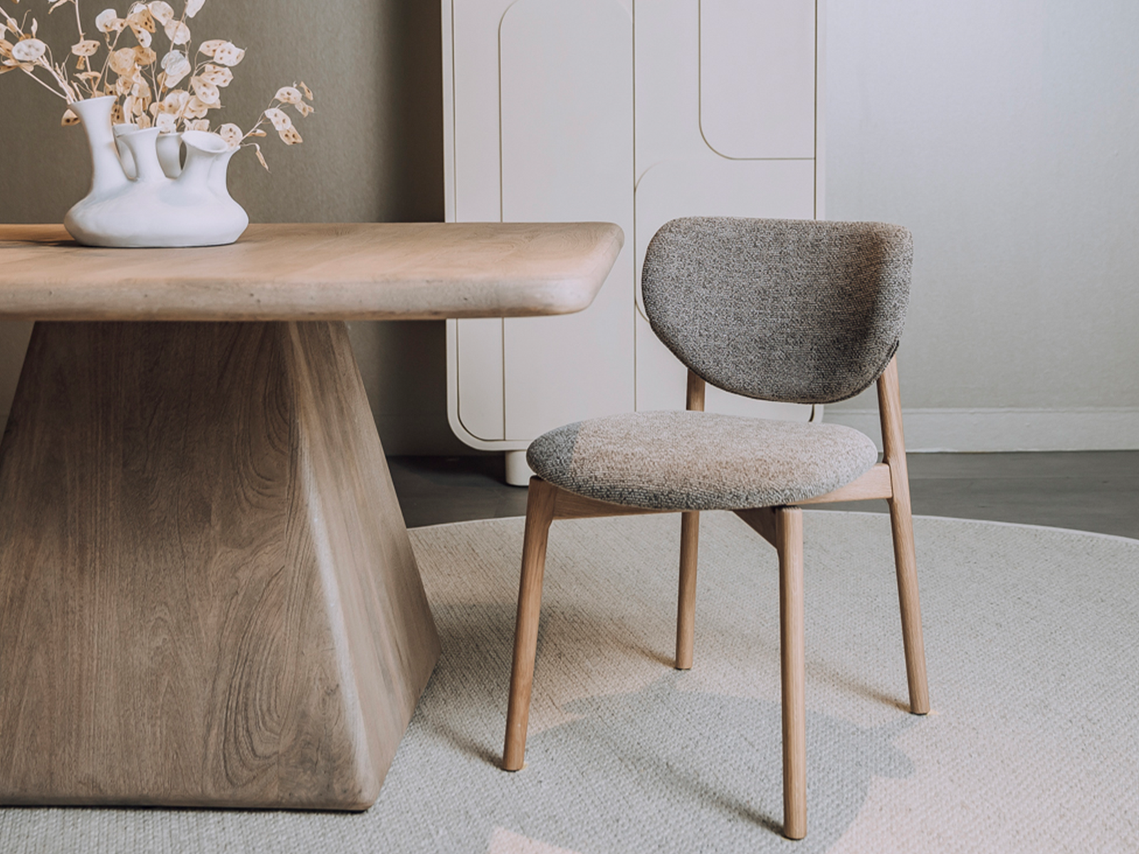 bruinachtige eetkamerstoel